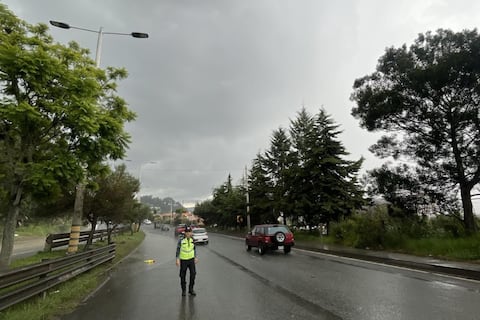 Intensa lluvia en Cuenca inundó vías y granizo complicó circulación