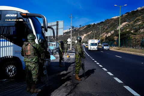 Ministro de Defensa, Gian Carlo Loffredo, dice que militares retenidos fueron maltratados
