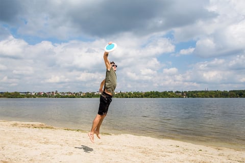 Lanzar un frisbee en la playa te puede costar una multa de 100 dólares en esta zona de Estados Unidos: confusa ley de hace 50 años tiene la culpa