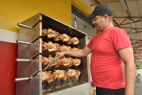 Asaderos de Guayaquil duplicarán producción y entregas por el Día de la Madre