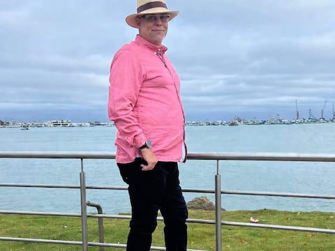 ‘Uno se muere y nadie se da cuenta’: El solitario final de un exbuzo de EE.UU. hallado sin vida en un edificio de Manta