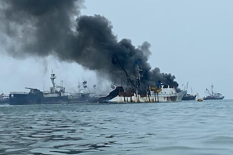 Incendio consume el barco Gold Tuna en Manta, embarcación ligada supuestamente a alias ‘Mexicano’