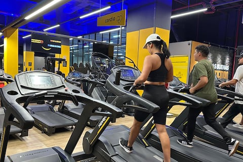 Trabajadores y estudiantes eligen gimnasios en el centro de Guayaquil para optimizar su tiempo manteniendo una vida saludable