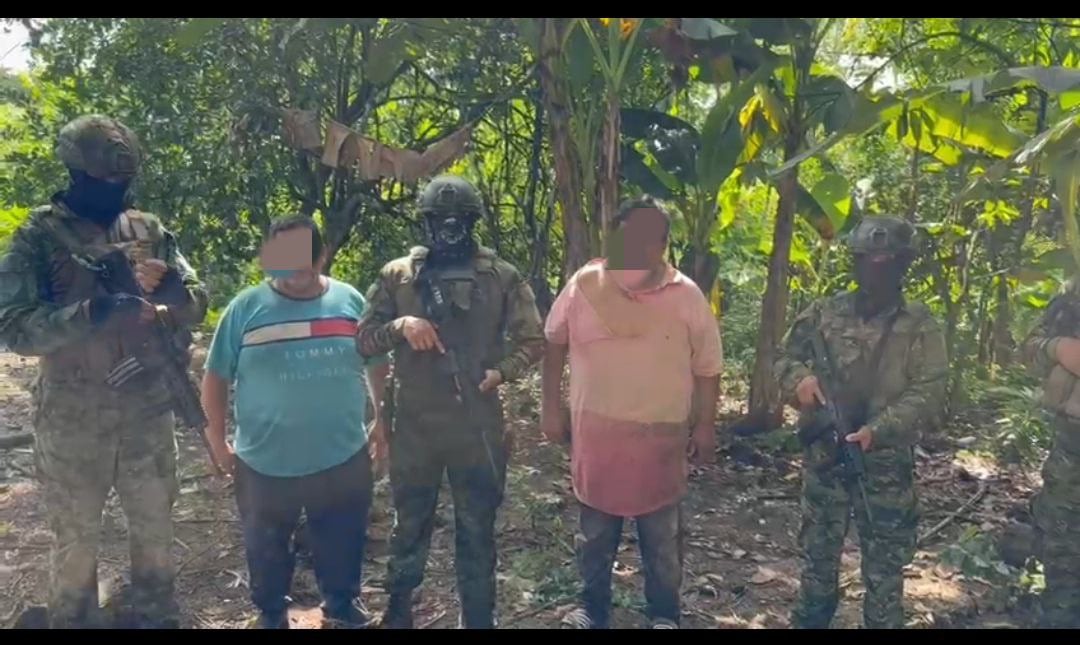 En medio de plantaciones de cacao permanecían secuestrados dos hombres en una zona rural de Valencia, en Los Ríos
