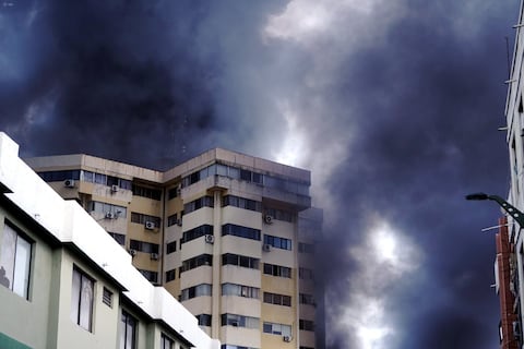 Parte de condominio colapsa mientras continúan labores por incendio en edificio del centro de Guayaquil