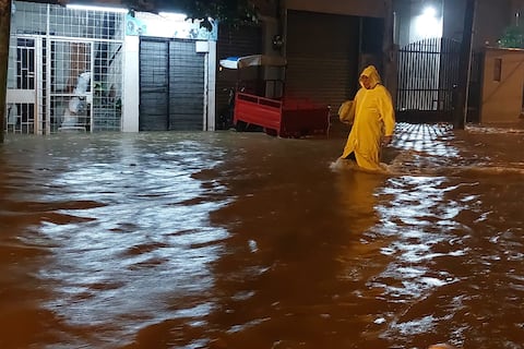 Varias zonas de Guayaquil anegadas por lluvia con tormenta eléctrica este viernes 20 de marzo