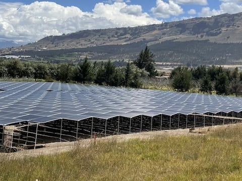 Planta solar más grande de Sierra centro: 3.700 paneles generan más de 2 megavatios para la producción de vidrio