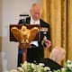 ¿Por qué el Rey Carlos III le regaló una campana de submarino a Trump? El extraño objeto de la Segunda Guerra Mundial que llegó al Despacho Oval