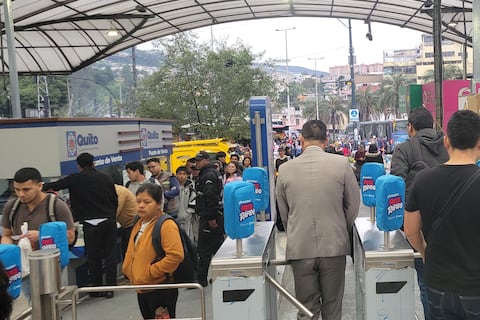 Segunda fase del sistema de recaudo en Quito avanza en paradas del Trolebús