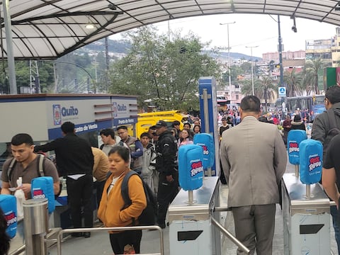 Segunda fase de sistema de recaudo en Quito avanza en paradas del Trolebús