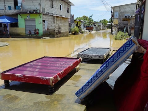 Lluvias provocan 11 desbordamientos en tres provincias de Ecuador