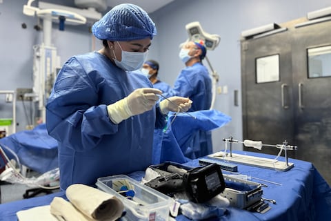 Hospital del IESS alcanza 1.600 cirugías de piernas y hombro con tecnología mínimamente invasiva