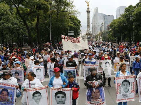 Padres de 43 estudiantes exigen justicia dos años después de una serie de ataques