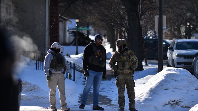 Redadas en Minneapolis: Ecuatoriano se escondió tres horas en la nieve para no ser detenido por agentes de ICE, su cuñado no logró escapar y fue capturado