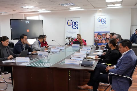 Comisión acelera revisión de carpetas de aspirantes a fiscal general: les faltan menos de 30 y hay errores en la numeración de documentos