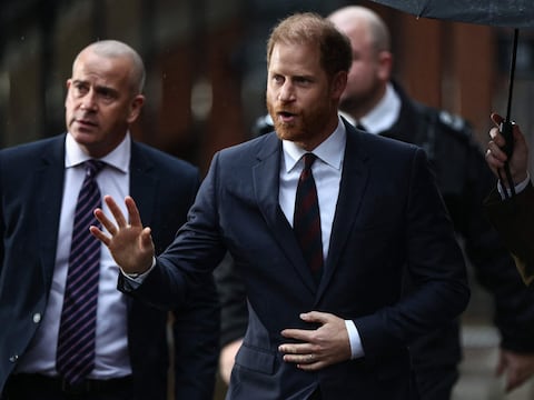 Editora de ‘Daily Mail’ le dice al príncipe Enrique que recopiló información de “círculos sociales” y no de escuchas telefónicas, como él alega