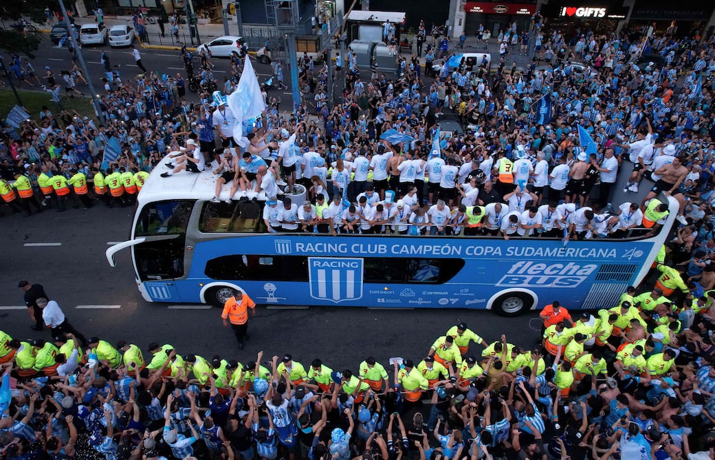 Algarabía y fiesta en multitudinario recibimiento a Racing de Gustavo Costas, campeón de la Copa Sudamericana