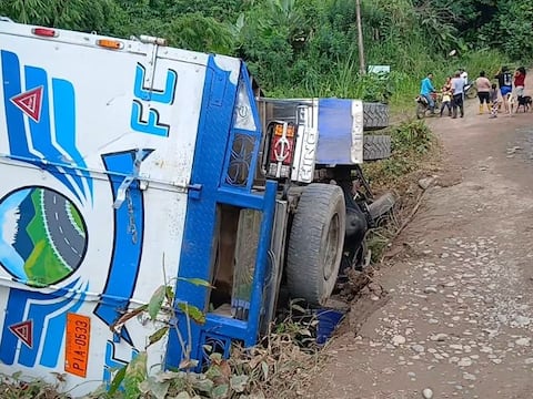 Camión volcado causa derrame de combustible en río de Quinindé