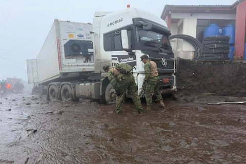 Tres heridos y cinco sectores afectados tras el aluvión en Alausí: FF. AA. apoyan la emergencia