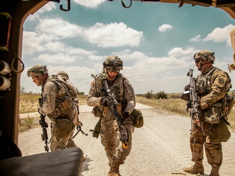 Está a prueba el primer dispositivo de radio cuántica portátil del mundo: el prototipo recibe señal a varias decenas de kilómetros de distancia en zonas de combate