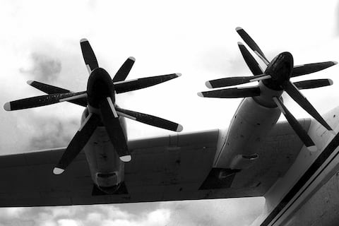 Avión de transporte militar ruso Antónov se estrella en un embalse y deja siete muertos