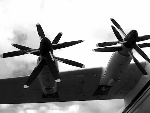 Avión de transporte militar ruso Antónov se estrella en un embalse y deja siete muertos