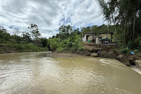 Hombre muere ahogado tras caer a estero luego de ser golpeado por mula en Flavio Alfaro