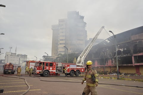 ‘Tenía familiares con departamentos y bodegas, lo perdieron todo’: ciudadanos constatan daños en ‘zona cero’ del incendio en Multicomercio