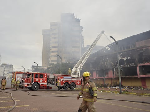 ‘Tenía familiares con departamentos y bodegas, lo perdieron todo’: ciudadanos constatan daños en ‘zona cero’ del incendio en Multicomercio