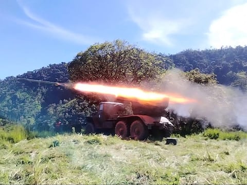 Militares emplean lanzacohetes para destruir campamentos de minería ilegal en Buenos Aires, en Imbabura
