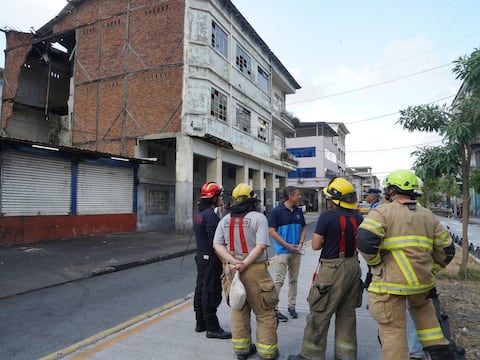 Municipio colocará sellos y notificará a propietarios tras colapso de pared en inmueble del centro de Guayaquil