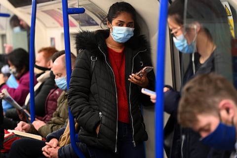 Qué se sabe sobre la “supergripe” H3N2 que provocó el retorno de las mascarillas en Reino Unido