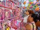 ‘Por ahora, la gente está cotizando’: comerciantes de juguetes esperan repunte en ventas con el pago del décimo y la quincena