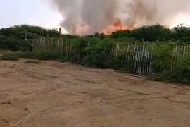 Incendio forestal reportado cerca de viviendas en vía Data de Posorja genera alerta