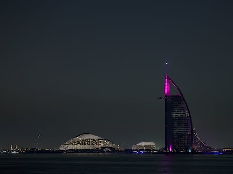 Un muerto y once heridos en los aeropuertos de Abu Dabi y de Dubái tras ataques iraníes