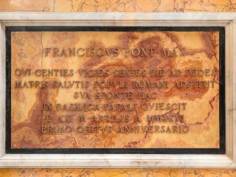 Custodio de restos del papa Francisco lo homenajea