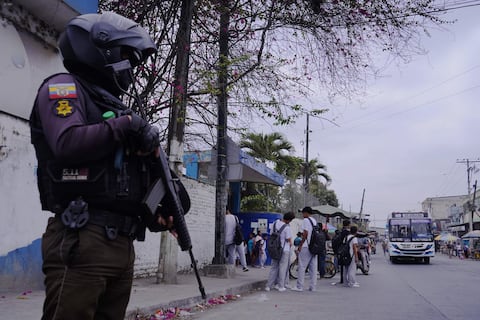 Policía refuerza la seguridad en los accesos a unidades educativas de Nueva Prosperina