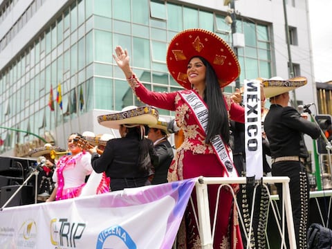 Roban diez celulares a delegación mexicana durante desfile en Ambato