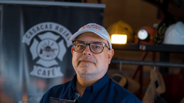Combatió incendios por 30 años y ahora vende café para equipar a los bomberos