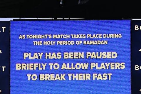 Hinchas protestan por pausa en el Leeds vs. Manchester City para permitir la ruptura del ayuno durante el Ramadán