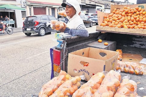 Miles de mandarinas traídas de Chone y uvas de Santa Elena se ofertan en la calle Antepara: fundas desde $ 1