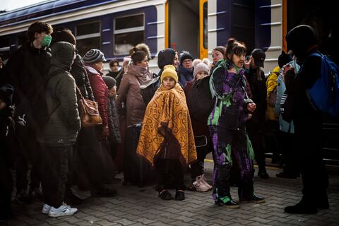 Ecuatorianos que decidan no volver de Ucrania deberán firmar declaración de descargo y responsabilidad