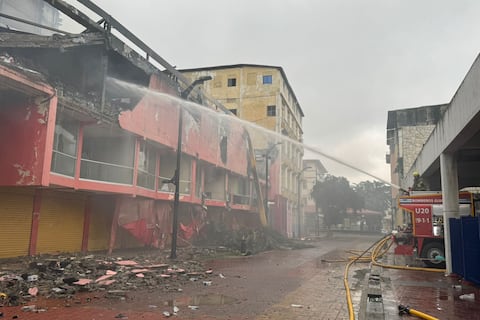 Incendio en Multicomercio bajo control, pero continúan labores de enfriamiento en ciertos puntos focalizados