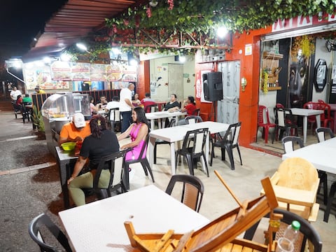 Entre promociones y descuentos, negocios de Guayaquil vivieron su último sábado con toque de queda: ‘Nos hemos tenido que ajustar en horarios’