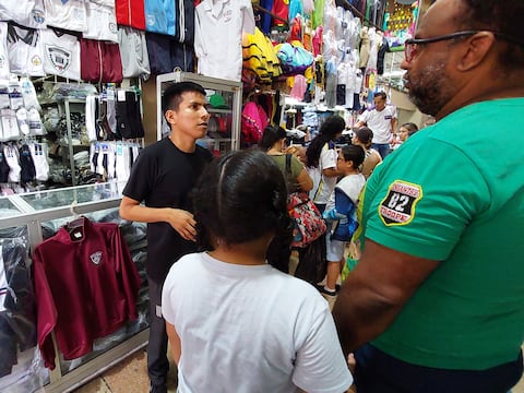Presupuesto para uniformes escolares va desde $ 20 hasta $ 70 en locales del centro de Guayaquil: ‘Hay que comprar todo con tiempo’, dicen padres de familia