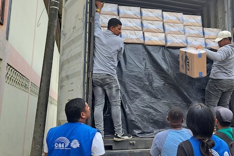 Santo Domingo y Esmeraldas recibieron kits electorales para el plebiscito de este domingo 16