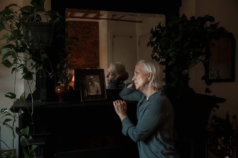Por esta razón no debes poner fotos de tus hijos, padres, abuelos ni personas fallecidas en el dormitorio: experta en feng shui lo explica