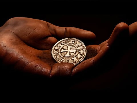 Localizan asombrosa cantidad de monedas medievales de plata en una excavación: estos denarios incluyen símbolos cristianos