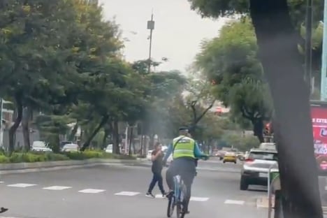 La ATM sanciona a agente captado en video con celular y semáforo en rojo