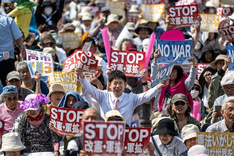 Japoneses protestan contra cambio constitucional
